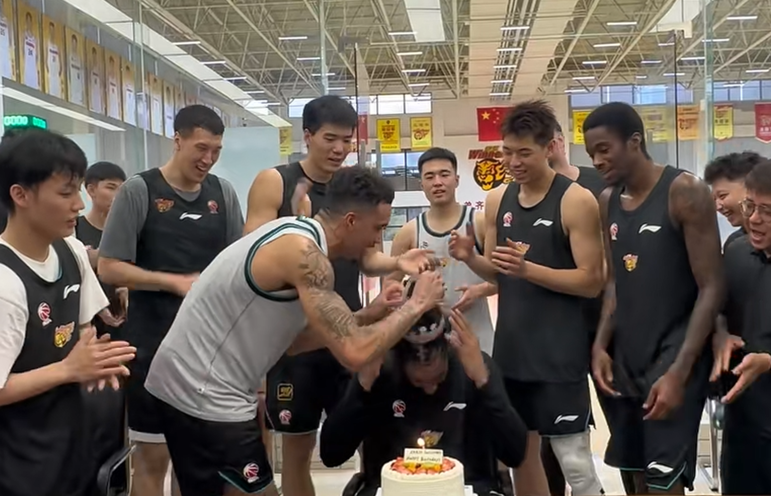 天天盈球APP-广东为萨林杰庆生！崔永熙故意调侃，杜锋送上一脚，胡明轩缺席！