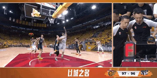 天天盈球APP-麦基压人后抢到篮板造成犯规，胡明轩得到23分5犯离场